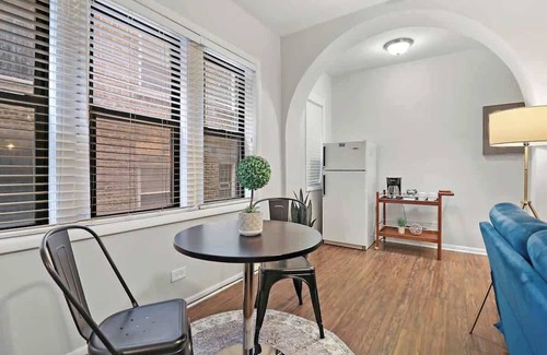 Hyde Park Apartment | 1BR Modern & Chic Apt in Downtown Chicago