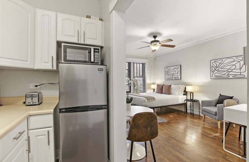 Hyde Park Apartment | Comfortable Minimalist Studio Apt