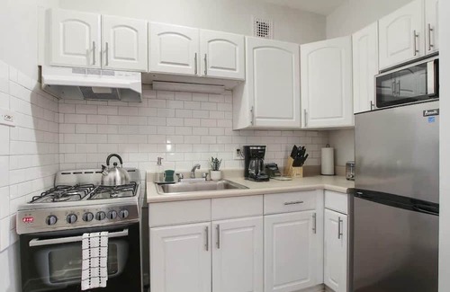 Hyde Park Apartment | Comfortable Minimalist Studio Apt