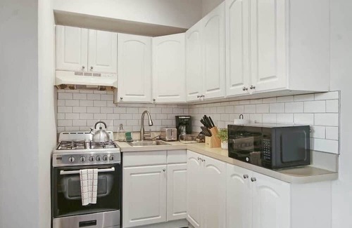 Hyde Park Apartment | Prime & Stylish 1BR Hideaway