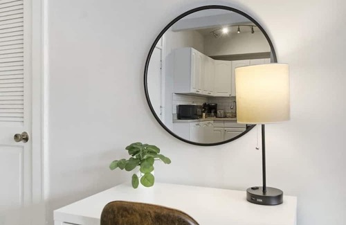 Hyde Park Apartment | Prime & Stylish 1BR Hideaway