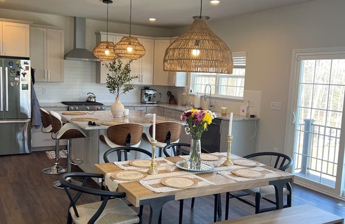 Lake Geneva House | Luxury 4BR Mediterranean Retreat. Backyard w/Fire Pit. 4 Mins to the lake Beach