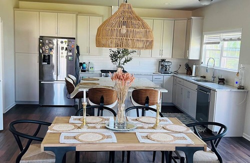Lake Geneva House | Luxury 4BR Mediterranean Retreat. Backyard w/Fire Pit. 4 Mins to the lake Beach