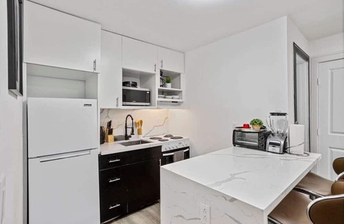South Central Houston Apartment | 2BD Spacious Retreat Free Parking, Gym, Near Downtown