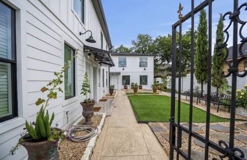 South Central Houston Apartment | 2BD Spacious Retreat Free Parking, Gym, Near Downtown