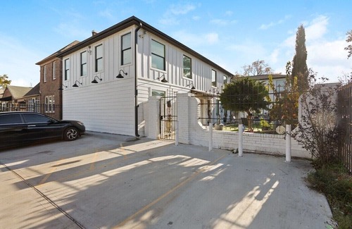 South Central Houston Apartment | 2BD Spacious Retreat Free Parking, Gym, Near Downtown