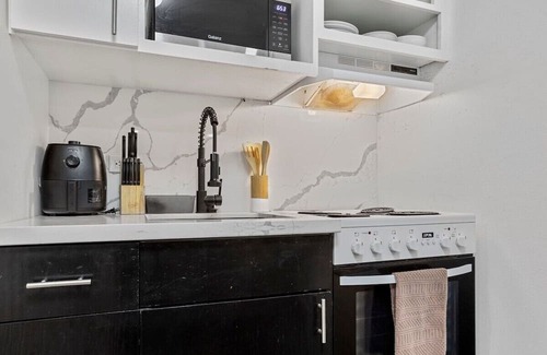 South Central Houston Apartment | 2BD Spacious Retreat Free Parking, Gym, Near Downtown