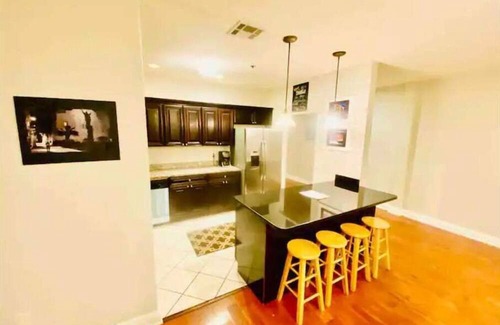 French Quarter Apartment | NOLA CITY CONDO!
