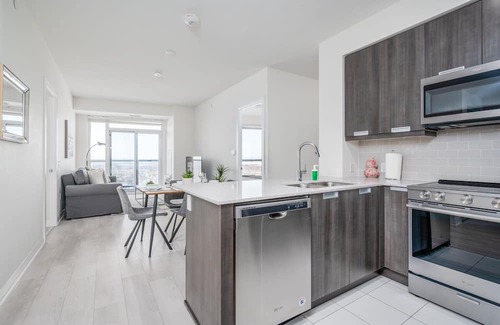 Hurontario Apartment | 2+DEN, 2 BATH, PARKING, HIGH FLOOR WITH VIEW