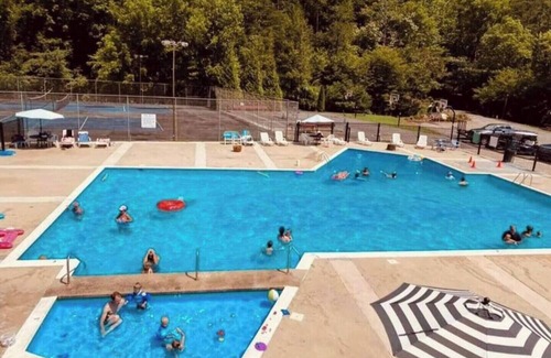 Gatlinburg - Pigeon Forge RV Rental | Bearfoot Retreat. Located in Gatlinburg, Tennessee. Cozy camper . Pet friendly.