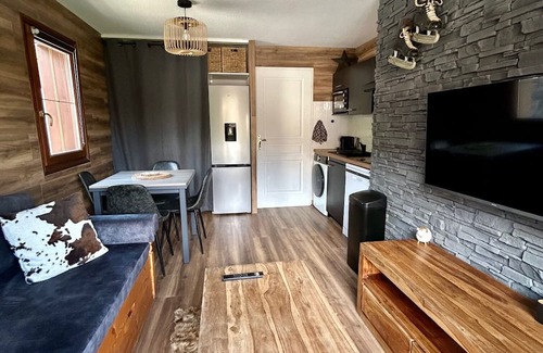 Flumet Apartment | Apartment at the foot of the slopes, swimming pool, sauna, linen included and pets allowed.