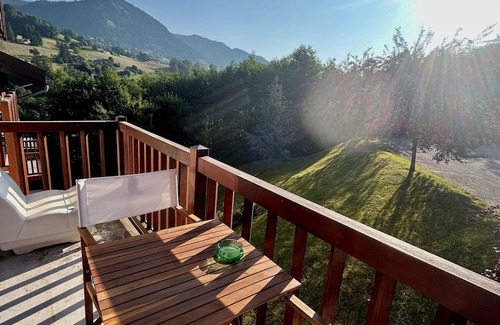 Flumet Apartment | Apartment at the foot of the slopes, swimming pool, sauna, linen included and pets allowed.