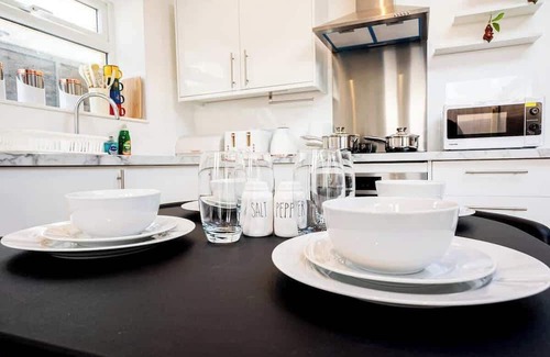 Watford Apartment | Spacious 1-BR Flat in Watford |Warner Bros. Studio