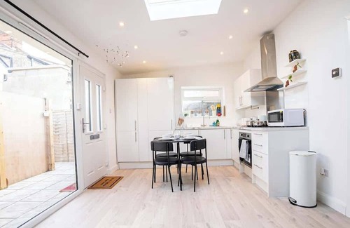 Watford Apartment | Spacious 1-BR Flat in Watford |Warner Bros. Studio