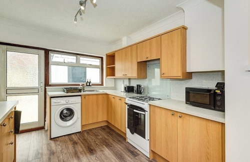 Gosport Apartment | Modern 3-Bed Home | Sleeps 7 | 10 Mins to Beach