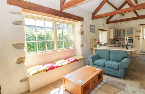 Hayscastle Cross Cottage | CARREG LAS, pet friendly, country holiday cottage in Wolfscastle