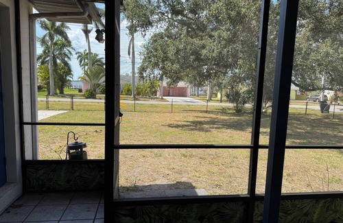 Fort Myers House | Charming 2-bedroom house with AC, WiFi in superb Fort Myers