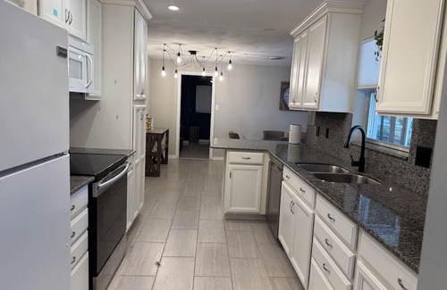 Fort Myers House | Charming 2-bedroom house with AC, WiFi in superb Fort Myers