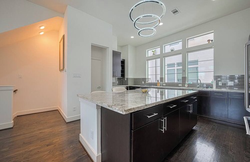 Washington Ave./ Memorial Park House | Luxury Downtown 3BR Gem W/Skyline View - Lower Heights