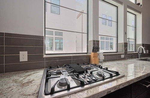 Washington Ave./ Memorial Park House | Luxury Downtown 3BR Gem W/Skyline View - Lower Heights