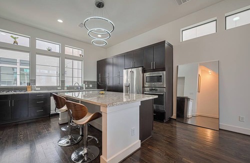 Washington Ave./ Memorial Park House | Luxury Downtown 3BR Gem W/Skyline View - Lower Heights