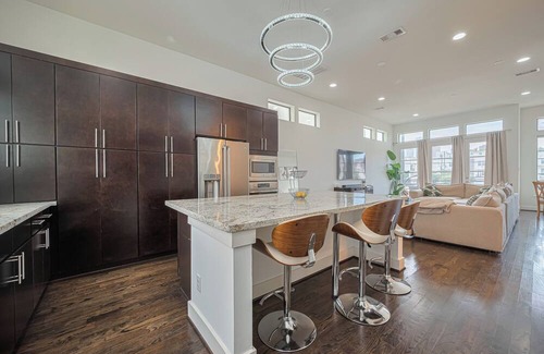 Washington Ave./ Memorial Park House | Luxury Downtown 3BR Gem W/Skyline View - Lower Heights
