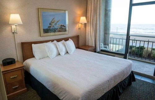 Northeast Virginia Beach Resort | Four Sails Resort Oceanfront condo with 2 Oceanfront Balconies