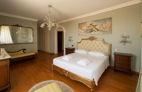 Mosciano Sant'Angelo Bed & Breakfast | 10 minutes from the sea. Villa with swimming pool, hot tub and relaxation room.