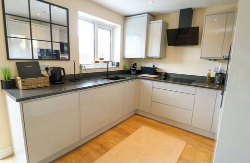 Rhos on Sea Cottage | HAFAN RHOS, country holiday cottage, with a garden in Rhos-On-Sea