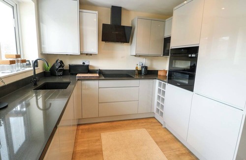 Rhos on Sea Cottage | HAFAN RHOS, country holiday cottage, with a garden in Rhos-On-Sea