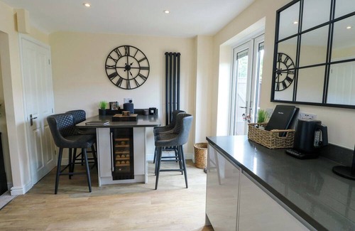 Rhos on Sea Cottage | HAFAN RHOS, country holiday cottage, with a garden in Rhos-On-Sea