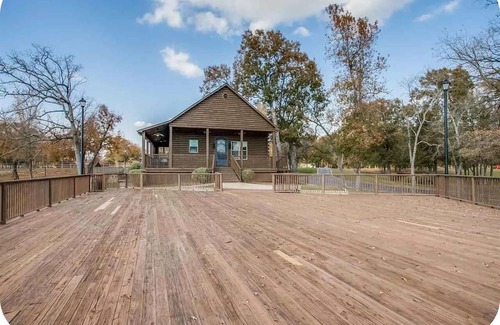 Van Zandt County House | Premier country house with top amenities in Ben Wheeler near Canton Trade Days