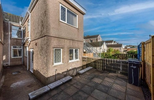 Llanelli House | 5 Bedrooms, Off Road Parking, Courtyard