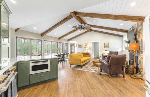 Mattawana House | Charming 4-bedroom house on 16+ Acres with Creek, Hiking Trails and Hot Tub
