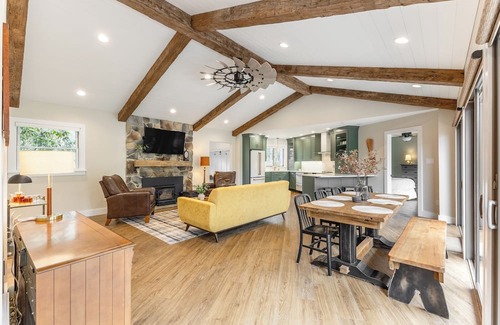 Mattawana House | Charming 4-bedroom house on 16+ Acres with Creek, Hiking Trails and Hot Tub