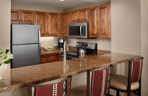 Highland Meadows Condo | 2-bedroom condo in lovely Vail with fitness room,Handball. Indoor Pool and Sauna