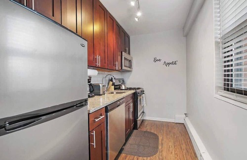 Hyde Park Apartment | 1BR Chic and Cozy Apt in Chicago