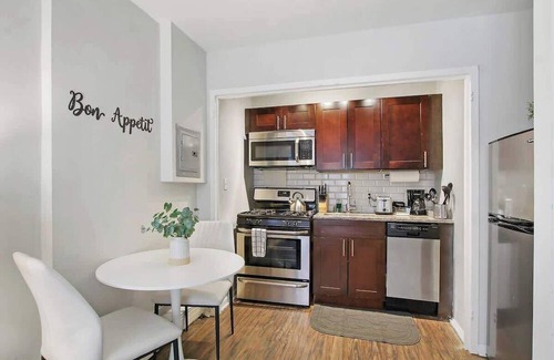 Hyde Park Apartment | 1BR Bright and Airy Apt in Hyde Park