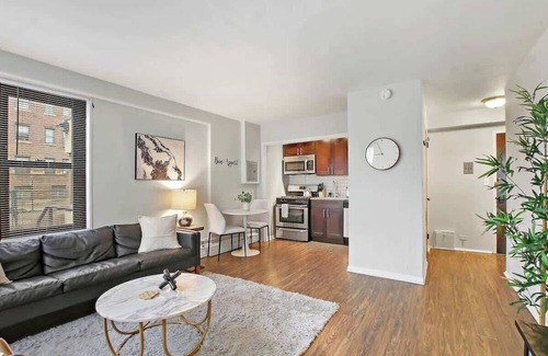 Hyde Park Apartment | 1BR Bright and Airy Apt in Hyde Park