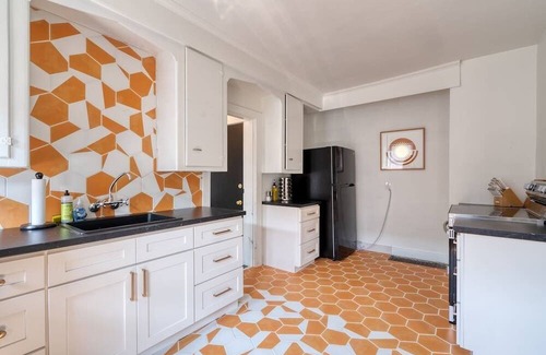 Hosford-Abernethy Apartment | Warhol Suite ~ Art Deco Apartment ~ 92 WalkScore