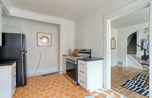 Hosford-Abernethy Apartment | Warhol Suite ~ Art Deco Apartment ~ 92 WalkScore