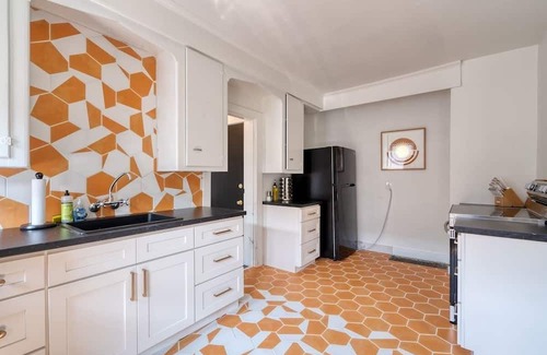 Hosford-Abernethy Apartment | Warhol Suite ~ Cozy Apartment ~ 92 WalkScore