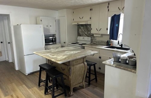 Barksdale House | The Nueces River Retreat - Gathering House