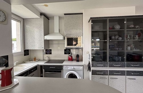 La Grande-Motte Apartment | Cross-Through T3 Apartment in La Grande Motte, 2 Bedrooms, Terrace