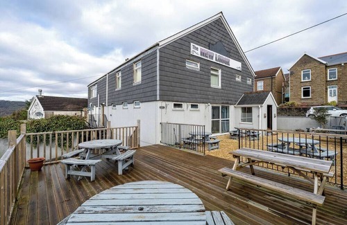 Margam Apartment | En-Suite Single Room, Microwave & Fridge, Parking