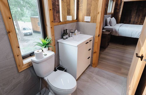 Revelstoke Hotel | Modern 4-Bedroom Luxury CT Lodge Experience