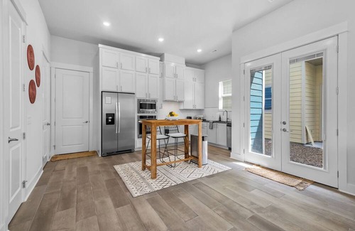 Fayetteville House | Hog Heaven-Steps to DT Fayetteville-Sleeps 8, Pets Allowed, Wifi, Parking