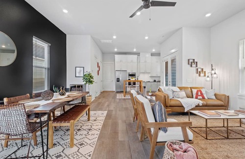 Fayetteville House | Hog Heaven-Steps to DT Fayetteville-Sleeps 8, Pets Allowed, Wifi, Parking