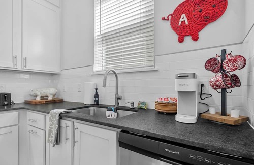 Fayetteville House | Hog Heaven-Steps to DT Fayetteville-Sleeps 8, Pets Allowed, Wifi, Parking