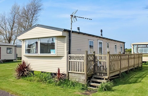 New Romney House | Introducing the Willerby Aurora, a 3-bedroom caravan designed with your comfort in mind.